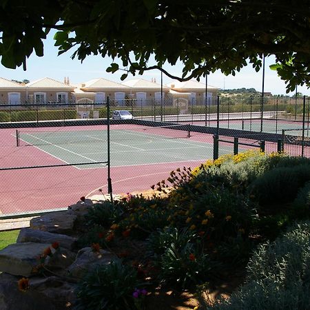 保维斯塔高尔夫水疗度假村 拉哥斯 外观 照片 Tennis courts at the resort