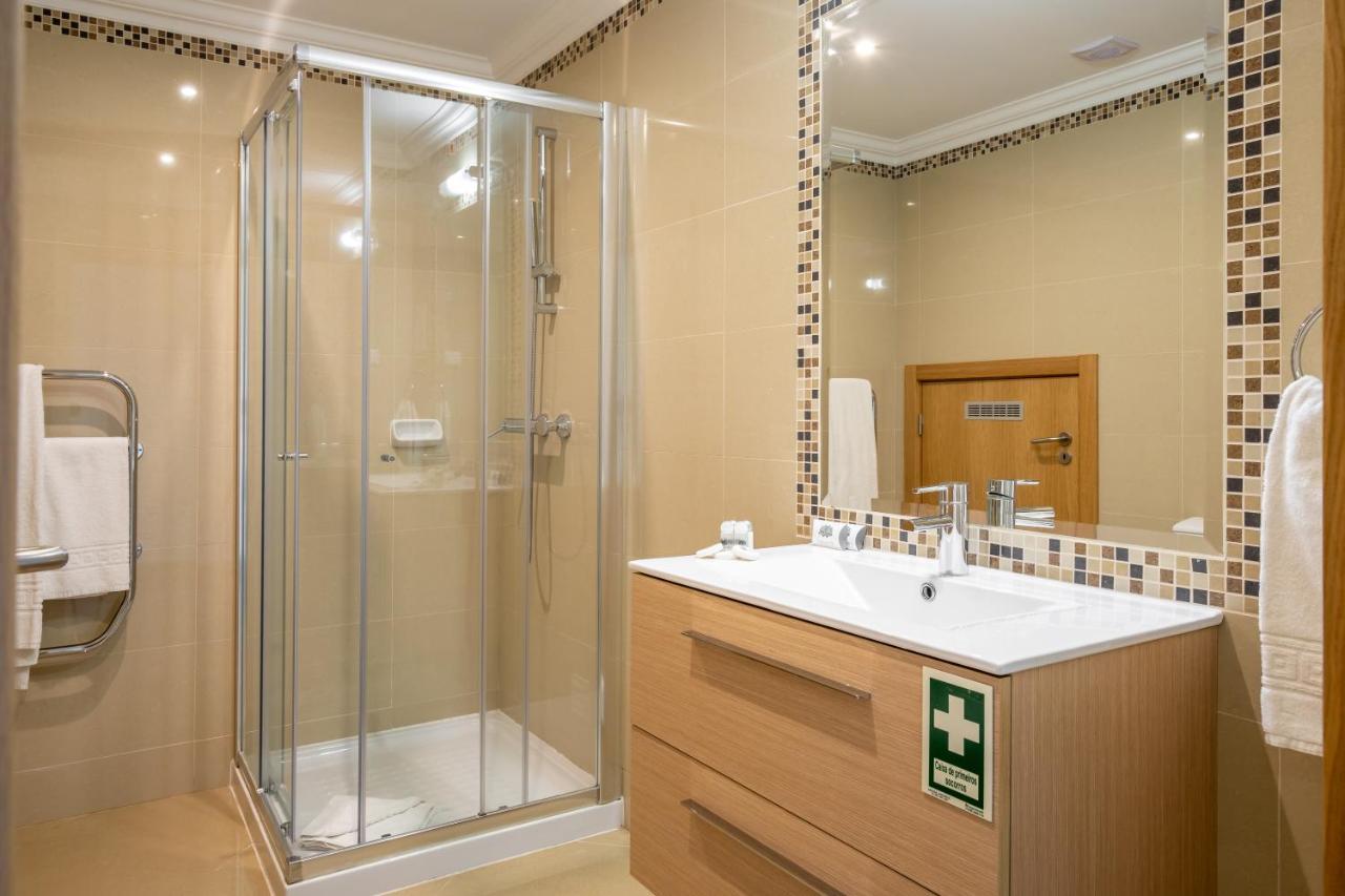保维斯塔高尔夫水疗度假村 拉哥斯 外观 照片 Bathroom with shower cubicle