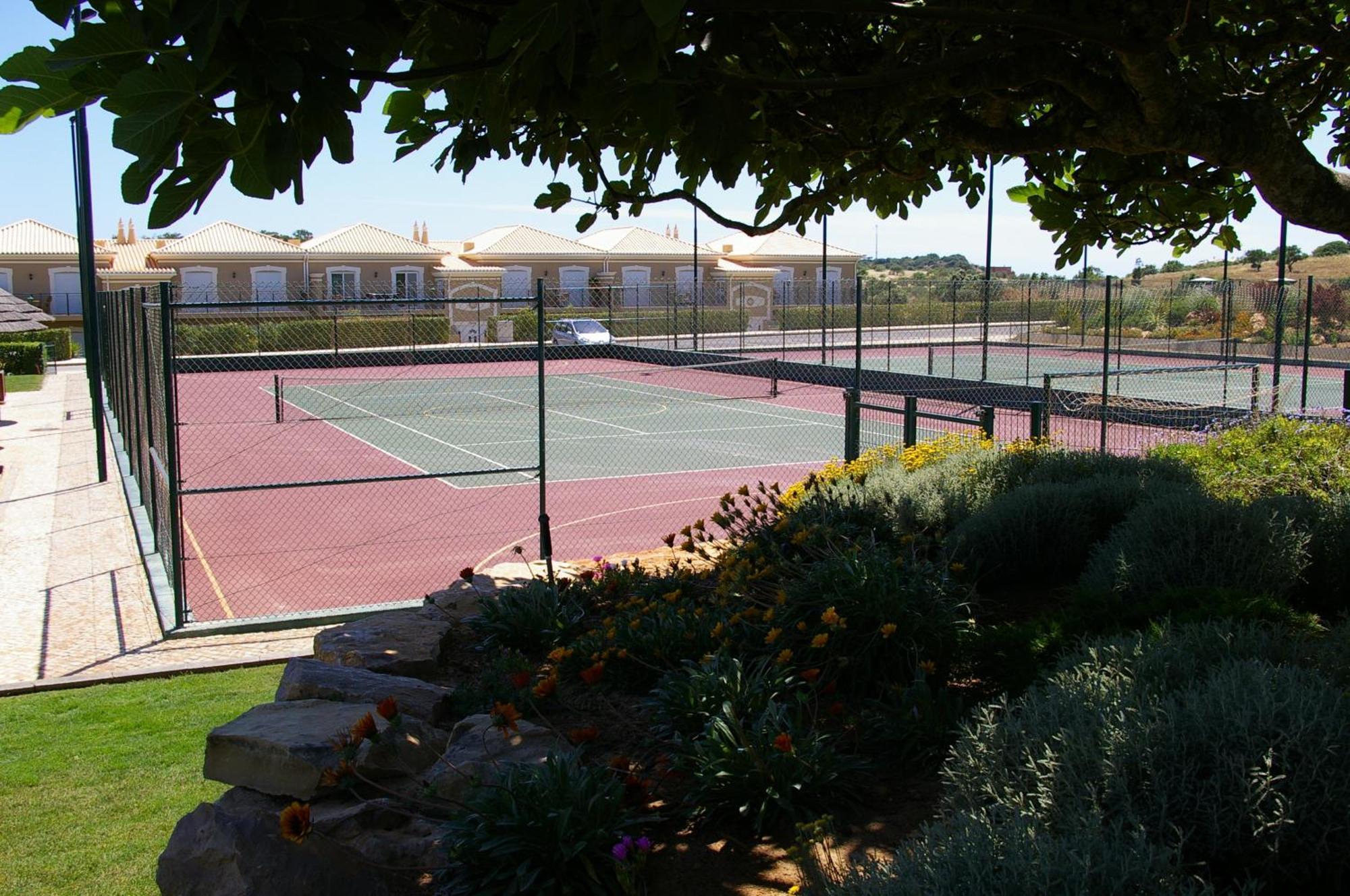 保维斯塔高尔夫水疗度假村 拉哥斯 外观 照片 Tennis courts at the resort