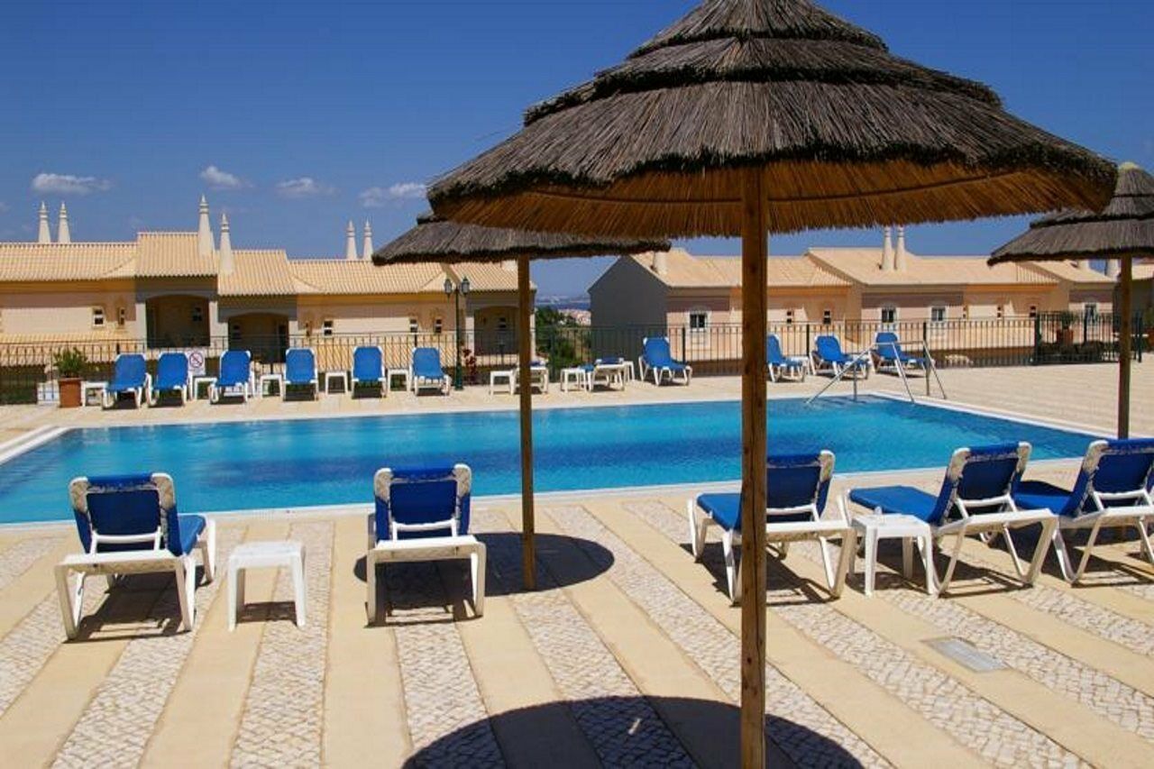 保维斯塔高尔夫水疗度假村 拉哥斯 外观 照片 A swimming pool in Portugal