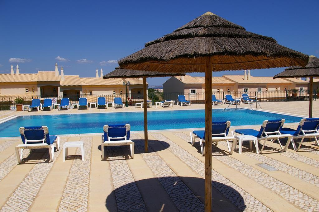 保维斯塔高尔夫水疗度假村 拉哥斯 外观 照片 A swimming pool in Portugal
